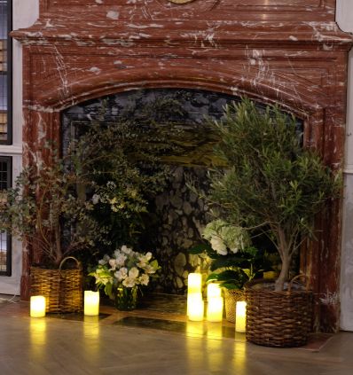 Chimenea con arboles y velas