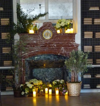Chimenea con arboles, flores y velas