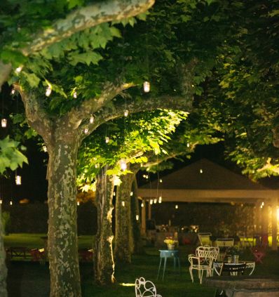 Arbol con velas colgando 