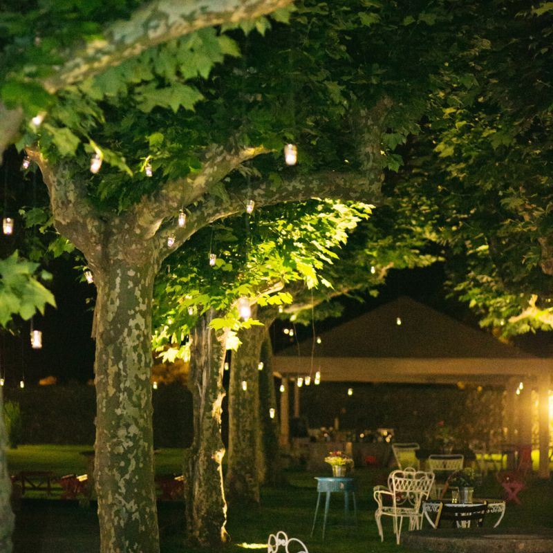 Arbol con velas colgando 