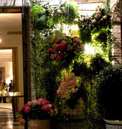 Jardin vertical en la entrada principal