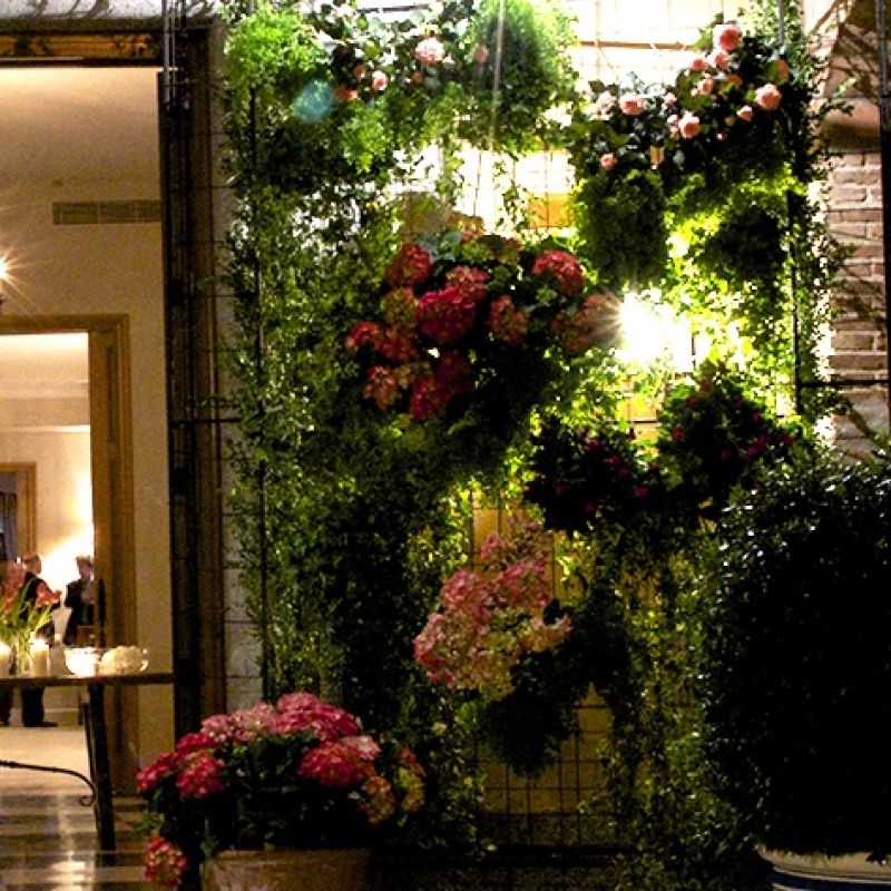 Jardin vertical en la entrada principal