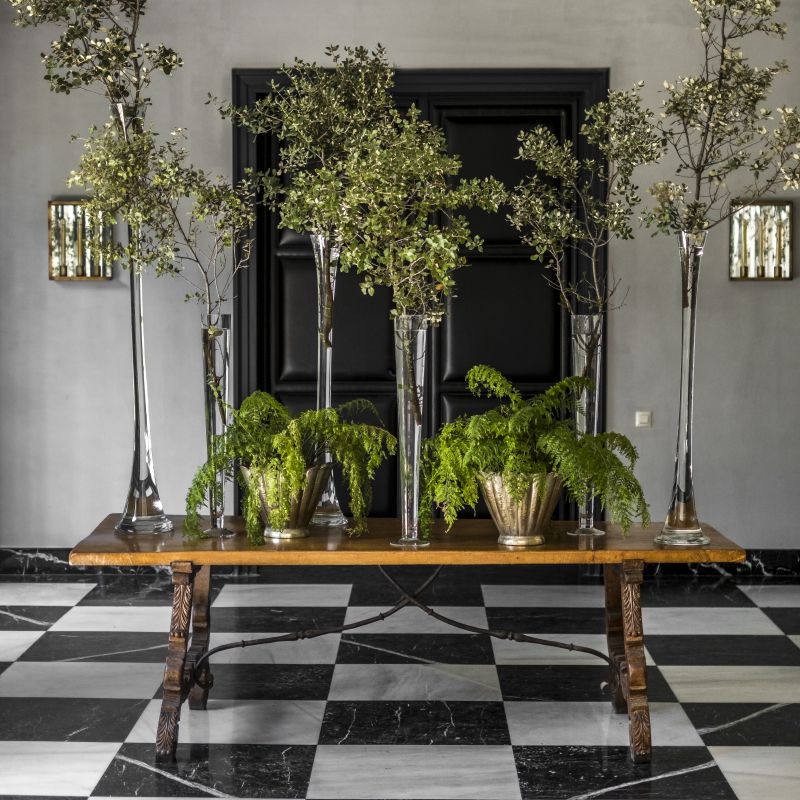 Bodegón con cristales verdes y velas