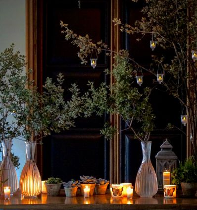 Bodegón con cristales verdes y velas