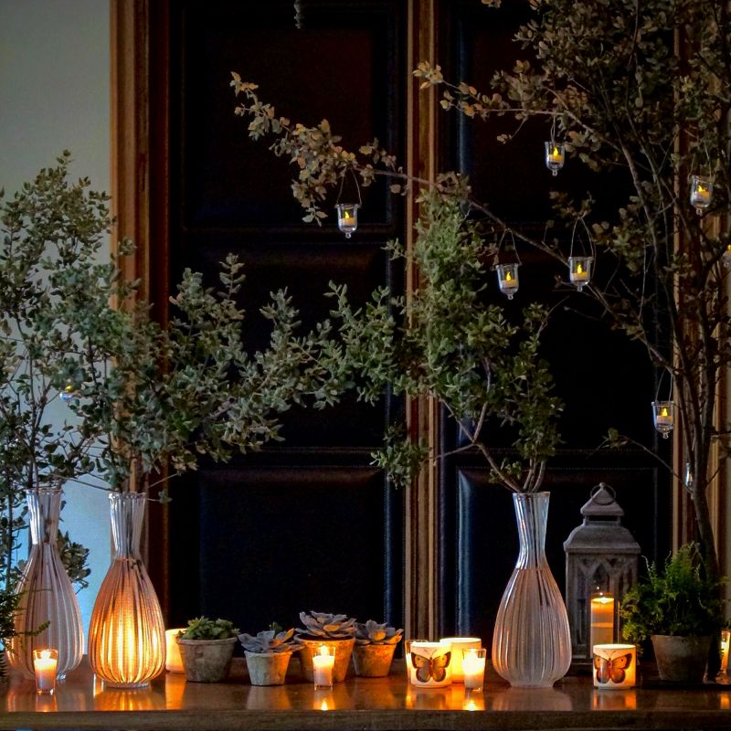 Bodegón con cristales verdes y velas