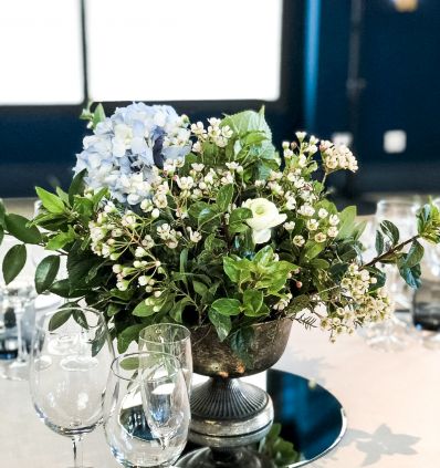 Copita dorada con flores