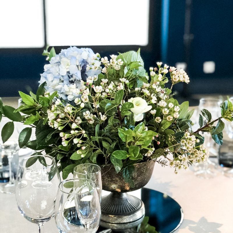 Copita dorada con flores