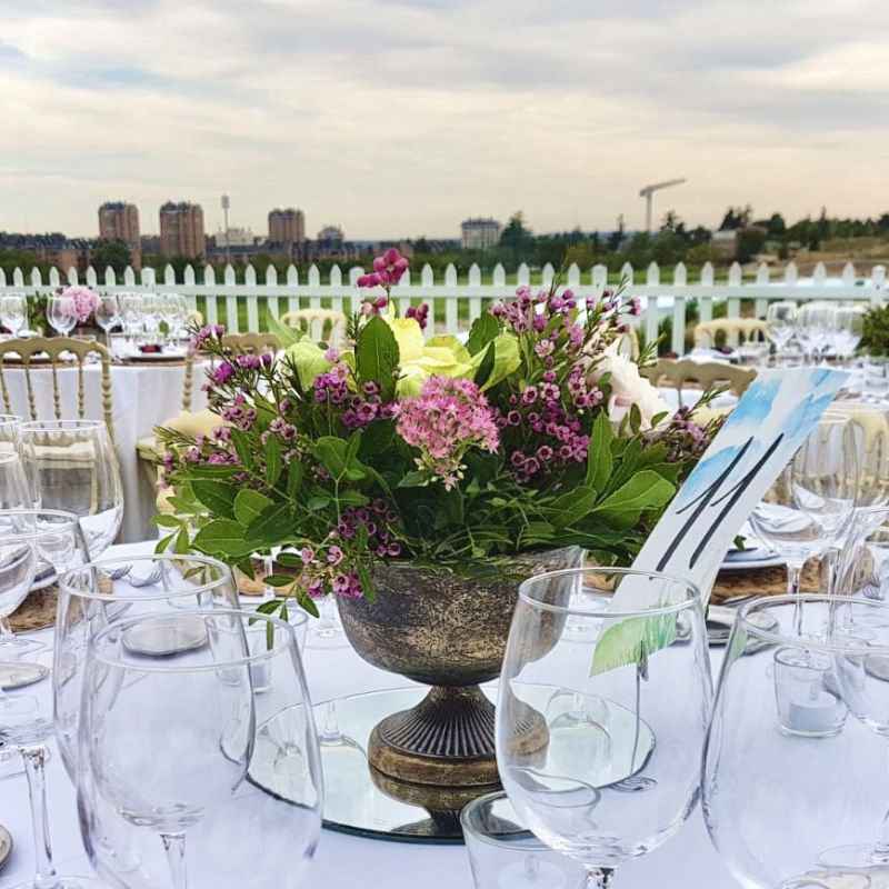 Copita dorada con flores