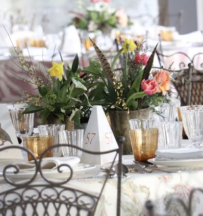 Composición Zincs con flores y plumas