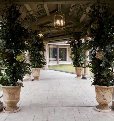 Columnas con flores Pasillo acristalado