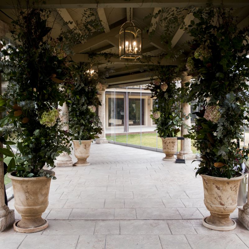Columnas con flores Pasillo acristalado