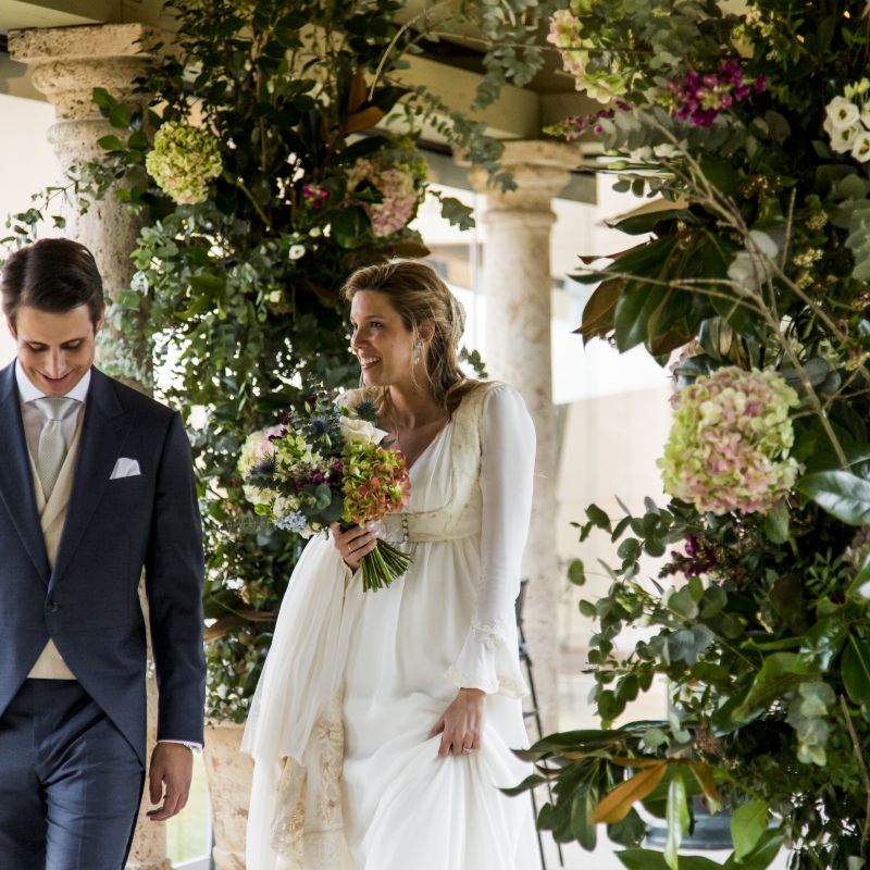 Columnas con flores Pasillo acristalado