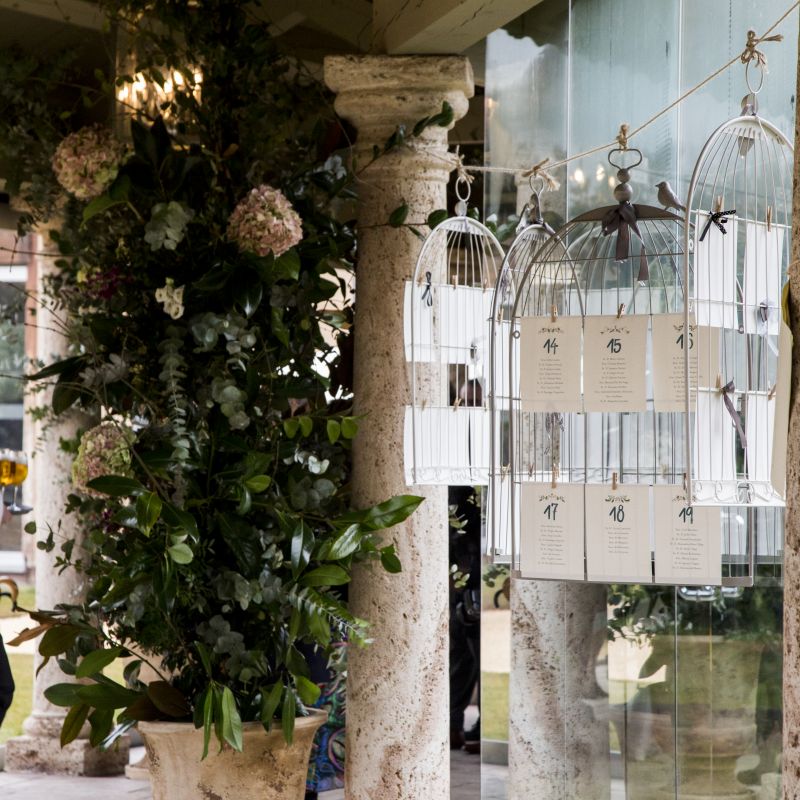 Columnas con flores Pasillo acristalado