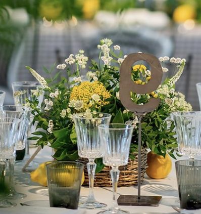 Cestita con Flores y Frutas