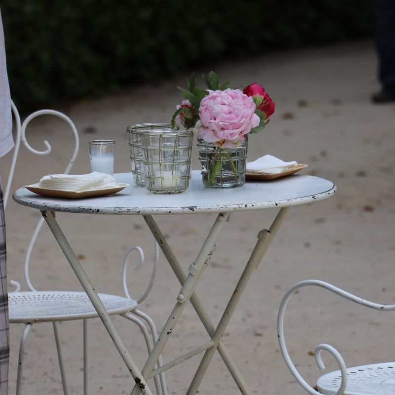 Peonías con velas y vasitos