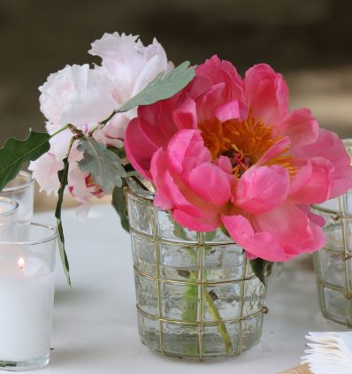 Peonías con velas y vasitos
