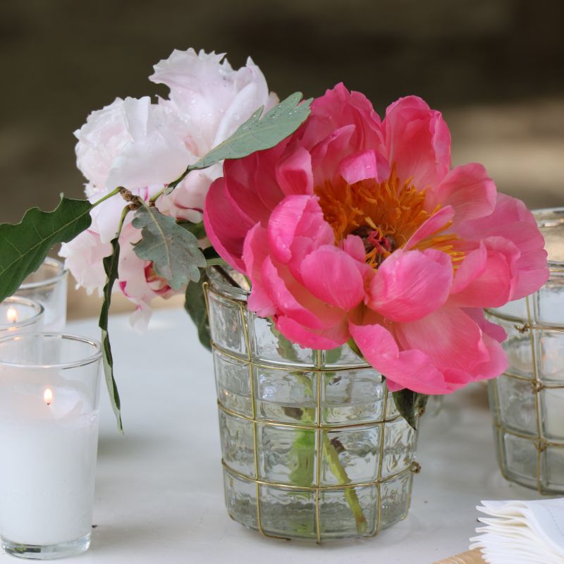 Peonías con velas y vasitos