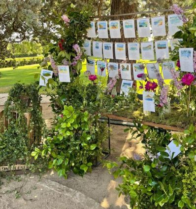 Seating plan con verdes brotando del suelo