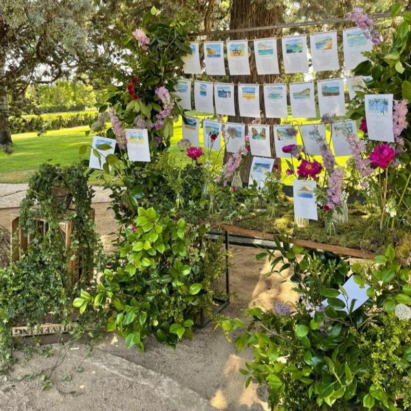 Seating plan con verdes brotando del suelo